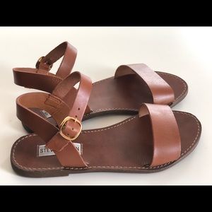 Flat sandals